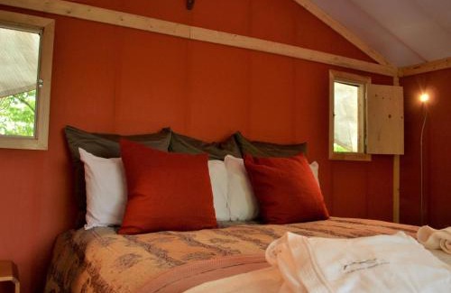 Grenville-sur-la-Rouge Hotel | Eco Spa Highland: Unwind with Hot Tub and Breakfast Bliss