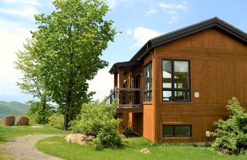 Grenville-sur-la-Rouge Hotel | Eco Spa Highland: Unwind with Hot Tub and Breakfast Bliss