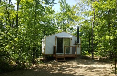 Grenville-sur-la-Rouge Hotel | Eco Spa Highland: Unwind with Hot Tub and Breakfast Bliss