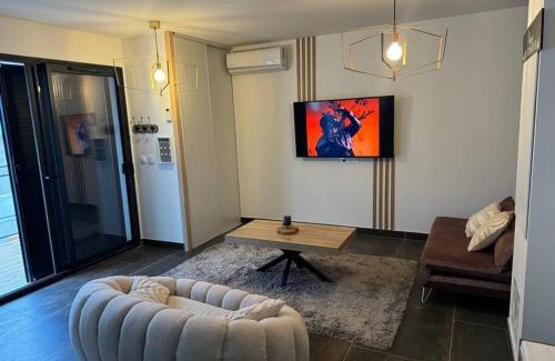 Ensues-la-Redonne Apartment | Cozy Écrin near Calanques with Hot Tub & Restaurant