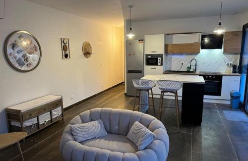 Ensues-la-Redonne Apartment | Cozy Écrin near Calanques with Hot Tub & Restaurant