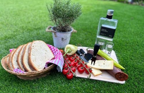Gyula Apartment | Guest Rated: Éden Vendégház Gyula - Family-Friendly Retreat