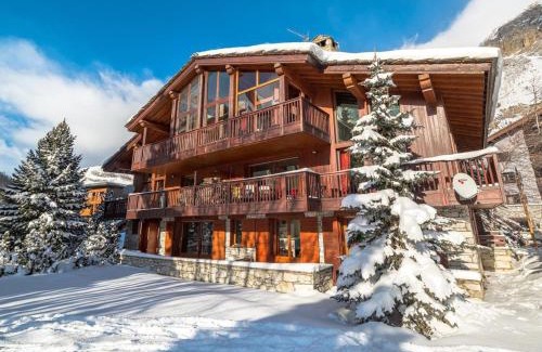 Val-d'Isere Apartment | Elegant 4-Room Retreat with Terrace & Fireplace in Center