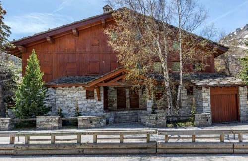 Val-d'Isere Apartment | Elegant 4-Room Retreat with Terrace & Fireplace in Center
