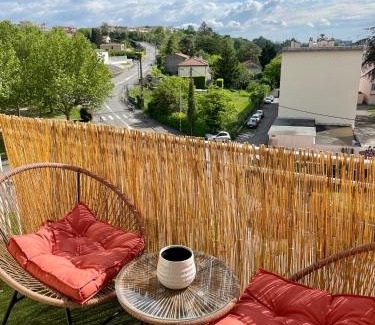 Bourg-les-Valence Apartment | Warm and Elegant Hotel with Child-Friendly Amenities