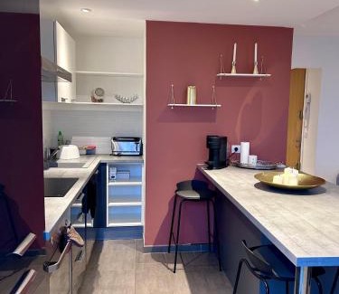 Bourg-les-Valence Apartment | Warm and Elegant Hotel with Child-Friendly Amenities