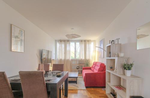 Sainte-Foy-les-Lyon Apartment | Elegant Hotel for Business Travelers - 10/10 Guest Rating