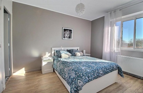 Bourges Apartment | ÉPIPAPU Appartement: Private Parking & Loggia, Rated 9.5