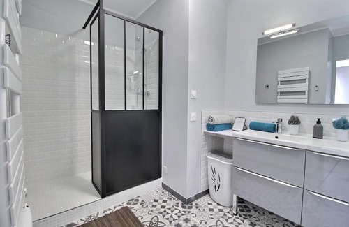 Bourges Apartment | ÉPIPAPU Appartement: Private Parking & Loggia, Rated 9.5