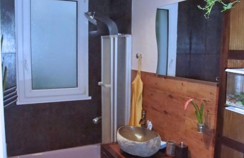 Argenteuil House | Cozy Room in Pavilion with Kitchen Facilities for Families