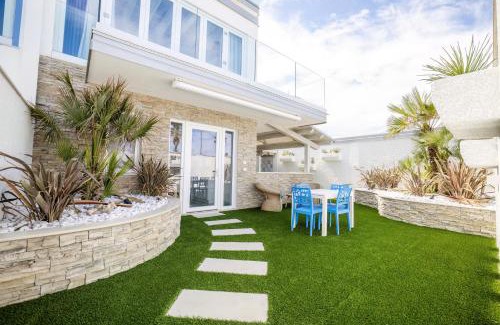 Gioia Tauro Apartment | Cozy Étoiles Guest House with Oceanfront Views