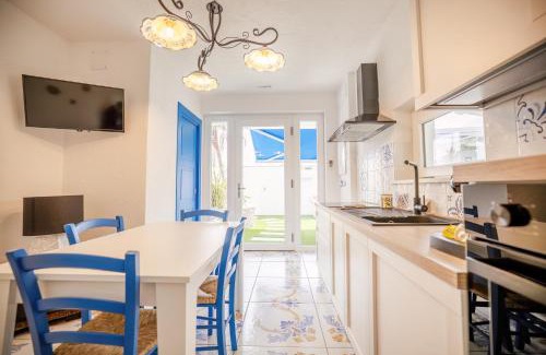 Gioia Tauro Apartment | Cozy Étoiles Guest House with Oceanfront Views