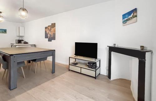 Saint-Quentin House | Relax at Privée: Jacuzzi, Sauna & Fun Games Await