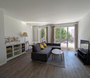 Faubourg de l'Arche Apartment | Newly Renovated 2-Bedroom Flat near La Défense & Paris