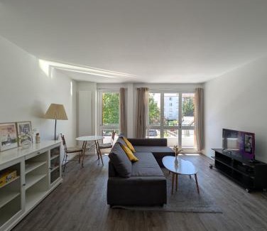 Faubourg de l'Arche Apartment | Newly Renovated 2-Bedroom Flat near La Défense & Paris