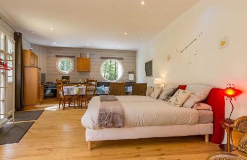 Plesse House | Cozy Évasion Marine Studio with Private Garden & Canal Access