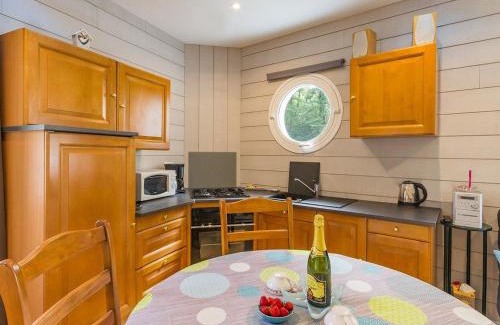 Plesse House | Cozy Évasion Marine Studio with Private Garden & Canal Access