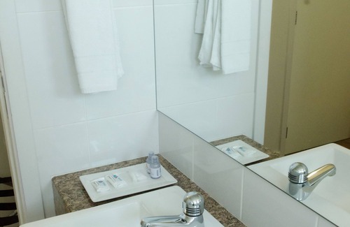 Calafate Hotel | Elegant Ímpar Suítes Expominas: Highly Rated & Family Friendly