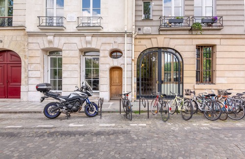 Notre Dame Apartment | ÎLE Saint-Louis / Marais - Duplex on the Quaint Seine