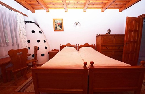 Ocsard House | Cozy Ócsárdi Tópanzió: Guest Rated 9/10 with Hot Tub