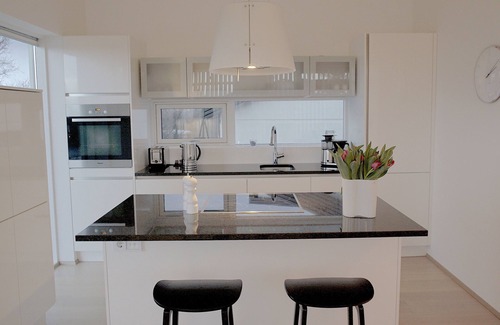 Haaleiti Apartment | Óm Apartments: Inviting Comfort with Spa and Family-Friendly Amenities