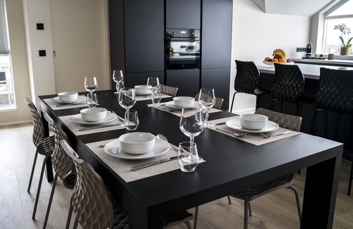 Haaleiti Apartment | Óm Apartments: Top-Rated 10/10 Stay with Spa & Kitchen