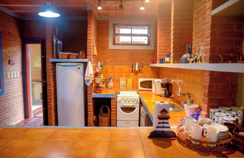Praia de Barequecaba Ski Chalet | Cozy Getaway with Wi-Fi, 8 Min from Barequeçaba Beach