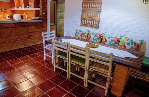 Praia de Barequecaba Ski Chalet | Cozy Getaway with Wi-Fi, 8 Min from Barequeçaba Beach