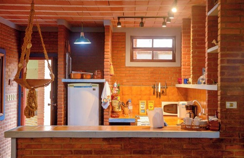 Praia de Barequecaba Ski Chalet | Cozy Getaway with Wi-Fi, 8 Min from Barequeçaba Beach