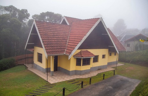 Parque Ferradura House | Cozy Home with Fireplace & Free WiFi in Campos do Jordão