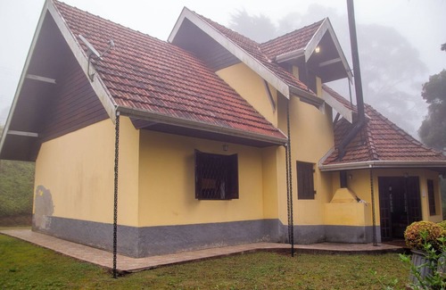 Parque Ferradura House | Cozy Home with Fireplace & Free WiFi in Campos do Jordão