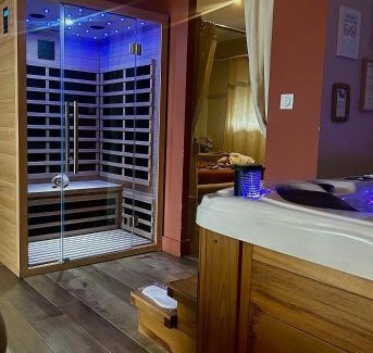 Mortagne-du-Nord Bed & Breakfast | Relax at Ô cinq sens with a Soothing Hot Tub Experience