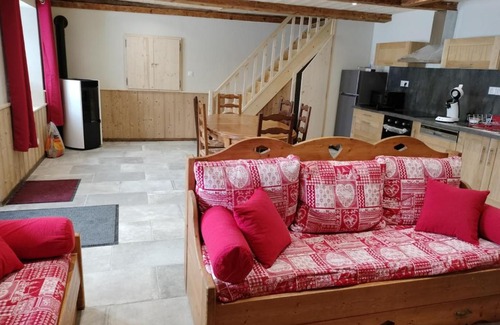 Les Fourgs Apartment | Discover ô Doux Comtois: Child-Friendly Retreat with High Ratings