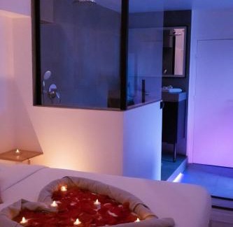 Montaubert - Rille - Saint-Sulpice Apartment | Relaxing Retreat at Ô Roméo - Private Suite with Hot Tub