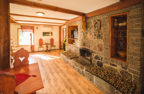 Jogeva House | Pet-Friendly Getaway at Õuna Puhketalu with Pool & Hot Tub