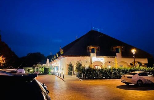 Tat Hotel | Öreg Halász Fogadó: Pet-Friendly Retreat with Restaurant