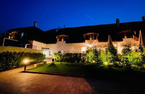 Tat Hotel | Öreg Halász Fogadó: Pet-Friendly Retreat with Restaurant
