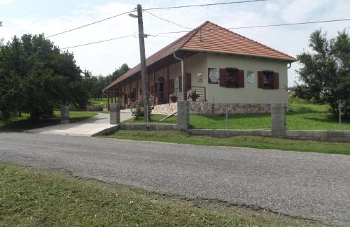 Uppony House | Experience Öreg Somfa Vendégház: Pet-Friendly Retreat