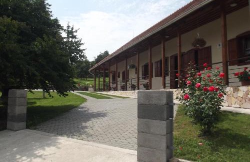 Uppony House | Experience Öreg Somfa Vendégház: Pet-Friendly Retreat