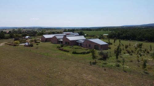 Szar Apartment | Öregtölgy Apartman: Family-Friendly Getaway with High Ratings