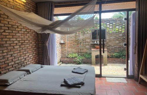 Long Ho House | Út Quỳnh Homestay: Relax by the Oceanfront with Pets