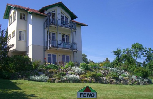 Lohme Apartment | Discover Über dem Meer: Family-Friendly & Ocean Views