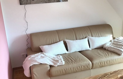 Hildesheim District Apartment | Relax at Battmer Hof: Family-Friendly with Kitchen Amenities