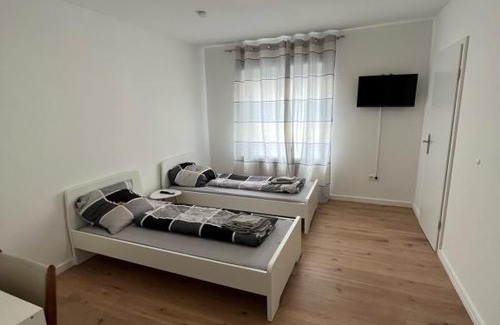 Staufenberg Apartment | Family-Friendly Stay at Übernachtung by Tag - Guest Rated 8.5