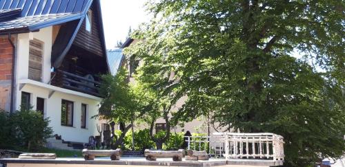 Jahorina House | Enchanting Čarobna Kuća Jahorina with Hot Tub & Breakfast