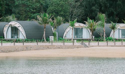 Hai Ha Resort | Relax at Đầu Rồng Resort with Oceanfront Views & Pool