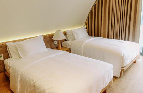 Hai Ha Resort | Relax at Đầu Rồng Resort with Oceanfront Views & Pool