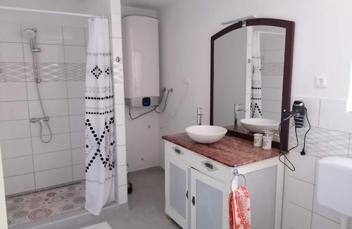 Kondorfa Apartment | Family-Friendly Őrségi Gyantafalva Vendégház with Kitchen
