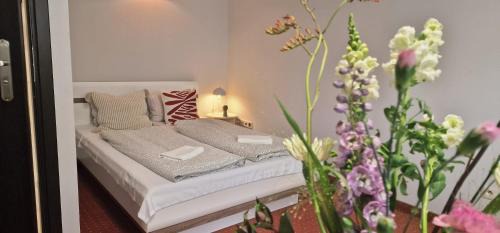 Mikolajki House | Relax at Śpij-tu: Your Lakeside Retreat with Ocean Views