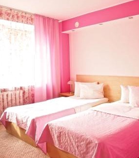 Joniskis Hotel | Discover Šiaurės Vartai: Pet-Friendly Retreat with Hot Tub
